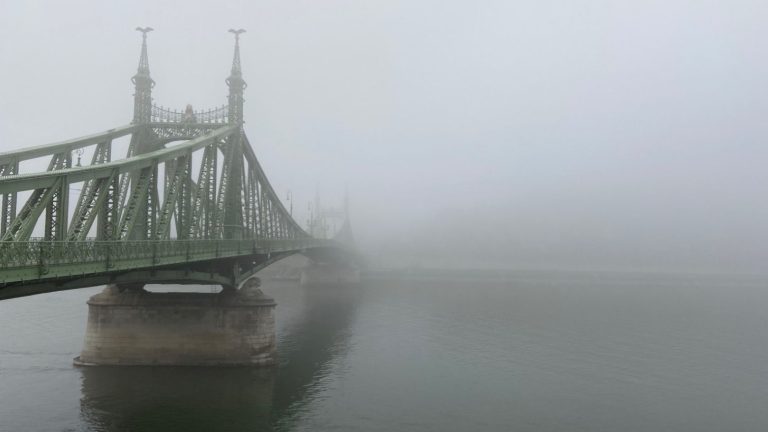 Hideg, szürkeség, köd és eső