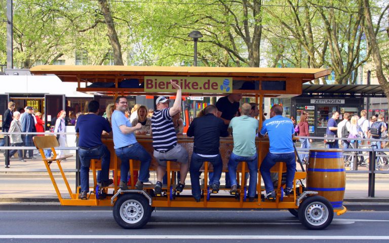 Kitiltották a beerbike-okat az Astoriáról