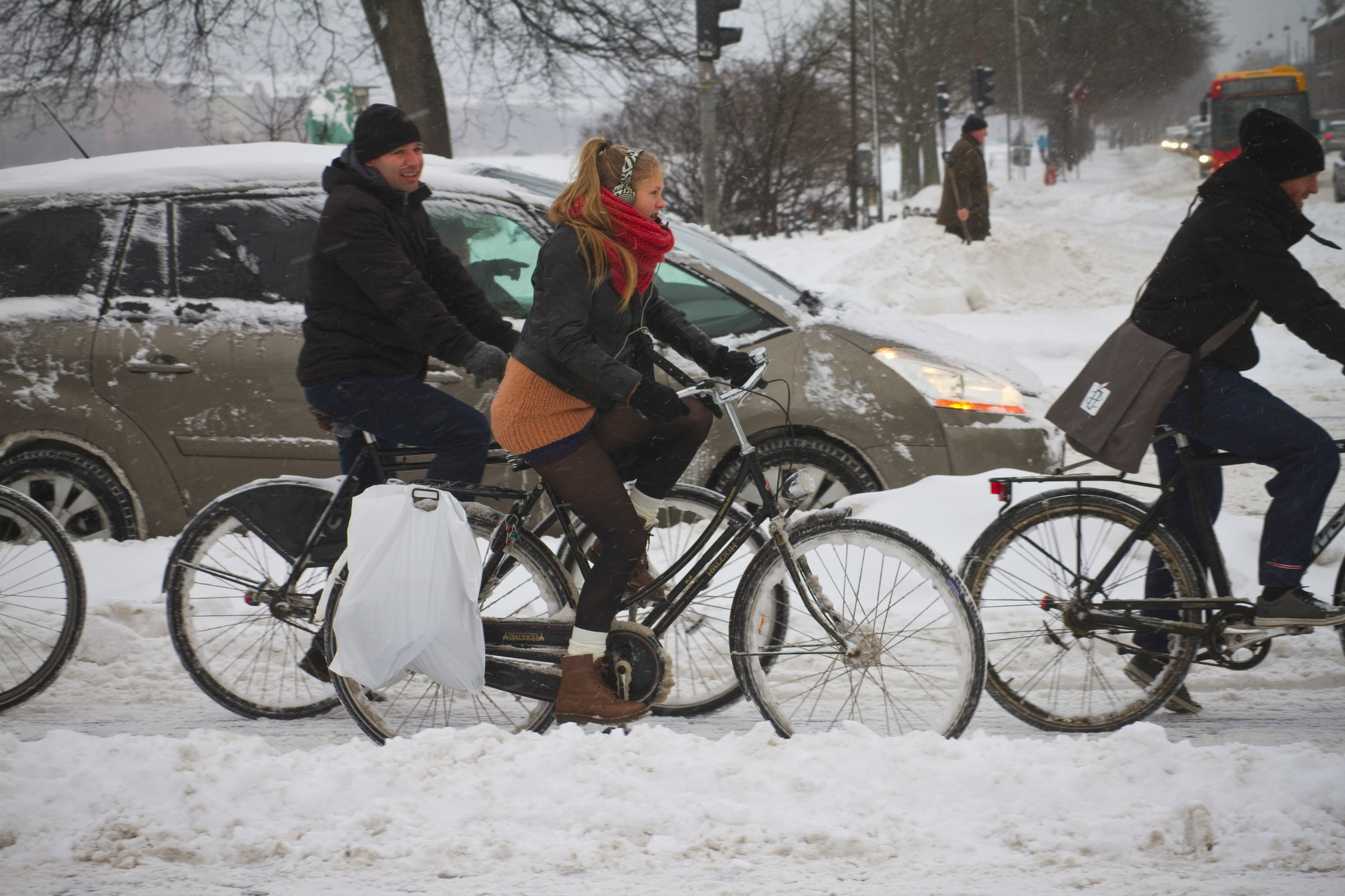 Зима какие велосипеды. Велосипед зимой. Велосипед зимой в городе. Велосипед для зимы. Европа зимой на велосипеде.