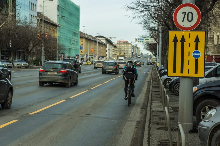 Szabad-e bringázni a buszsávban?