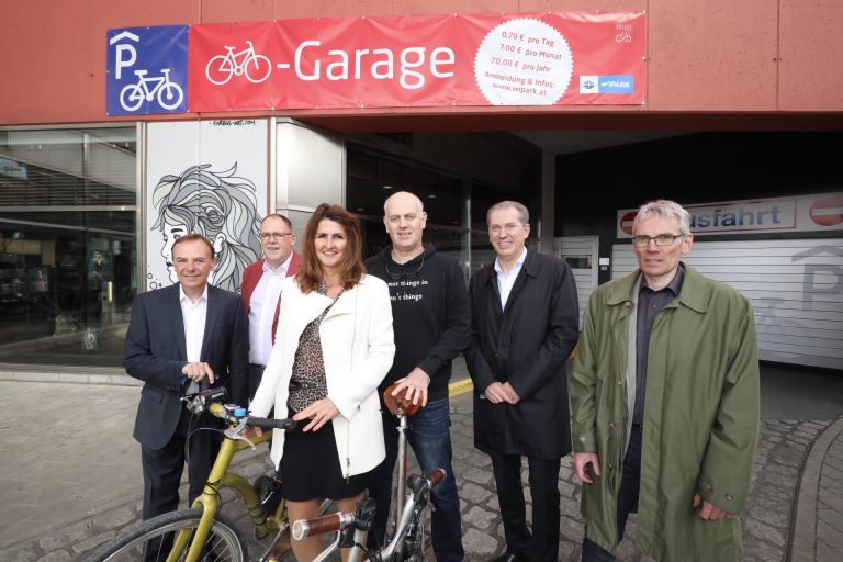 Bécsben már a bringásoknak építenek őrzött parkolókat