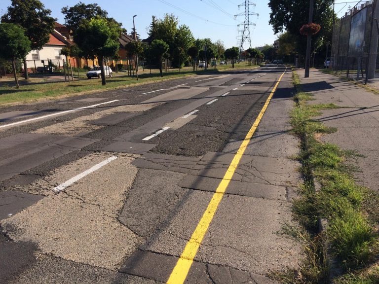 Veszélyes, használhatatlan kerékpársávot festettek újra Budapesten