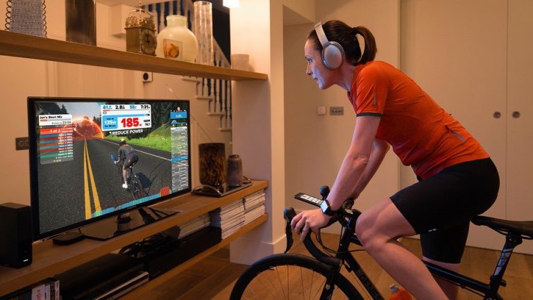 Hol tart ma az otthoni bringázás? – VR, Zwift és a többiek