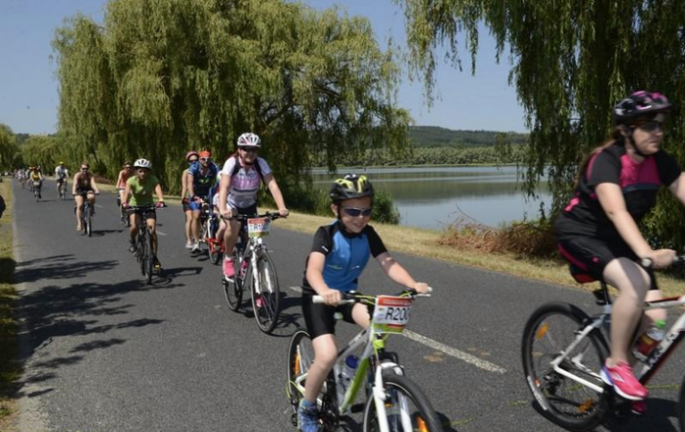 Ingyenes gyerekverseny? Családi bringatúra a Kis-Balaton körül? Komoly országúti maraton? Gyere a MAPEI Tour de Zalakarosra!