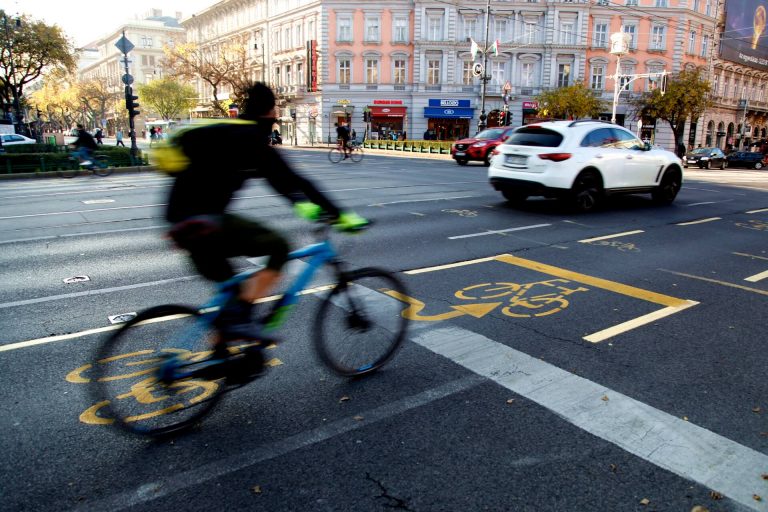 Néhány teljesen értelmetlen KRESZ-szabály – bringás szemmel